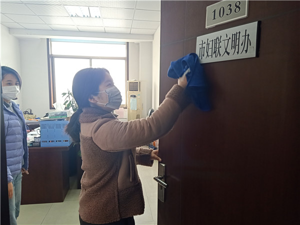 市妇联打扫办公室卫生.jpg